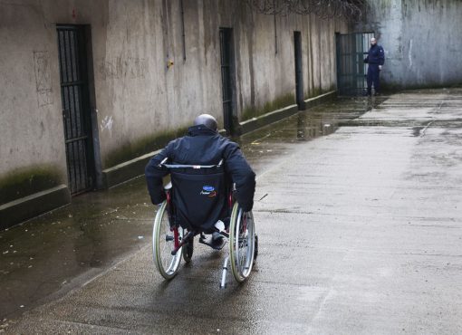 Une personne détenue handicapée privée de soins adaptés
