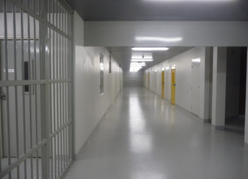 Blocage du centre pénitentiaire de Condé-sur-Sarthe : l’avocat de deux détenus saisit le tribunal administratif