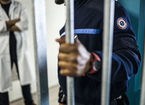 Pénurie de médecins à Lyon-Corbas : situation alarmante pour l’accès aux soins des détenus