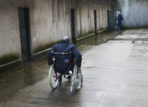 Centre pénitentiaire de Baie-Mahault : une personne paraplégique détenue dans des conditions indignes