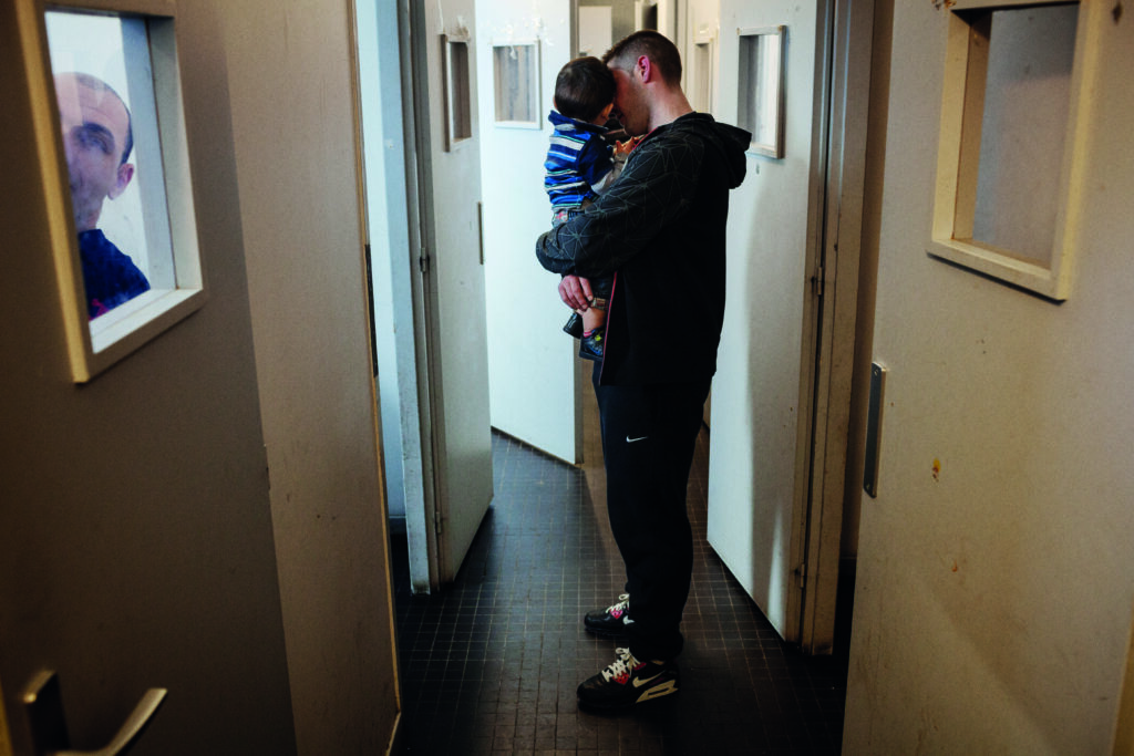 « Ils grandissent loin de moi » : être père en prison 